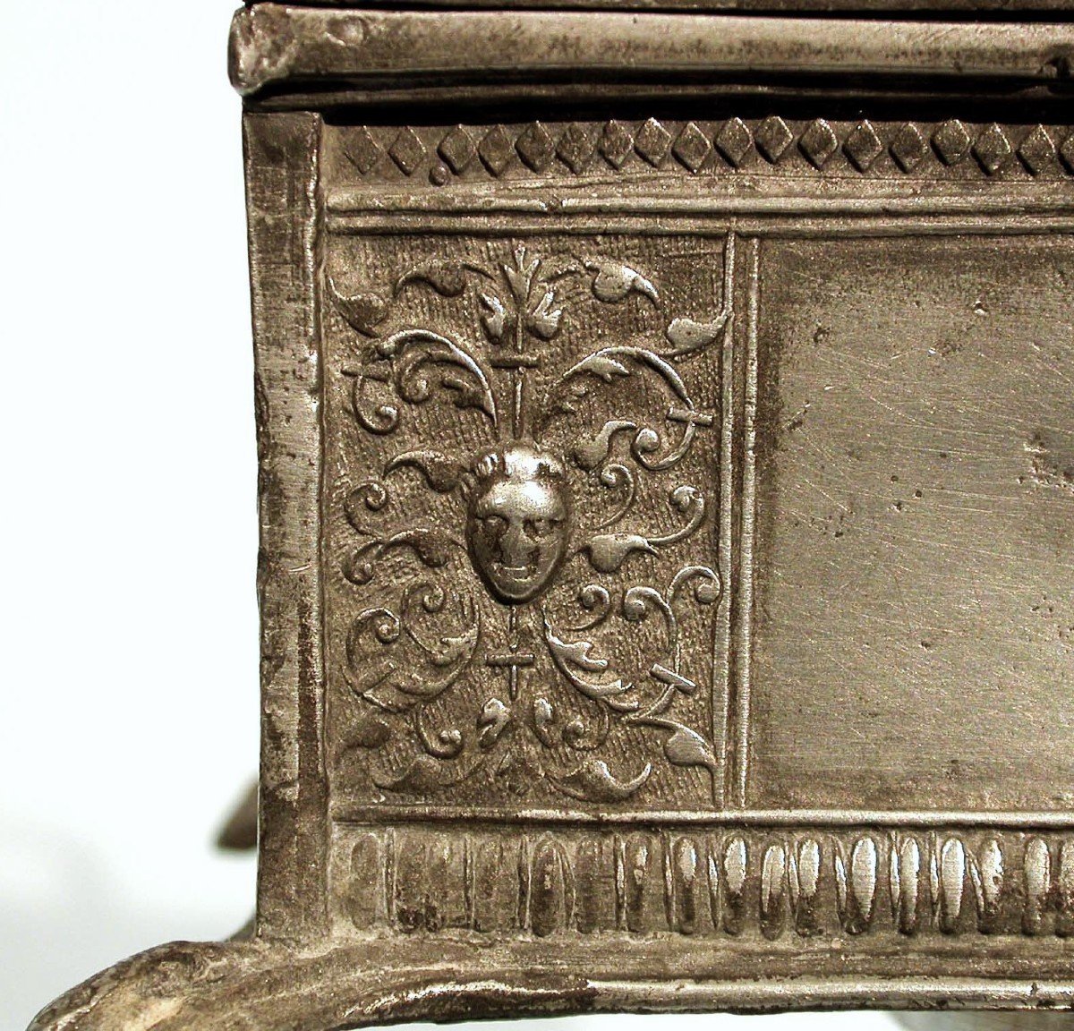 * COFFRET LITURGIQUE EN ETAIN - LYON (?), XVI ème s-photo-4