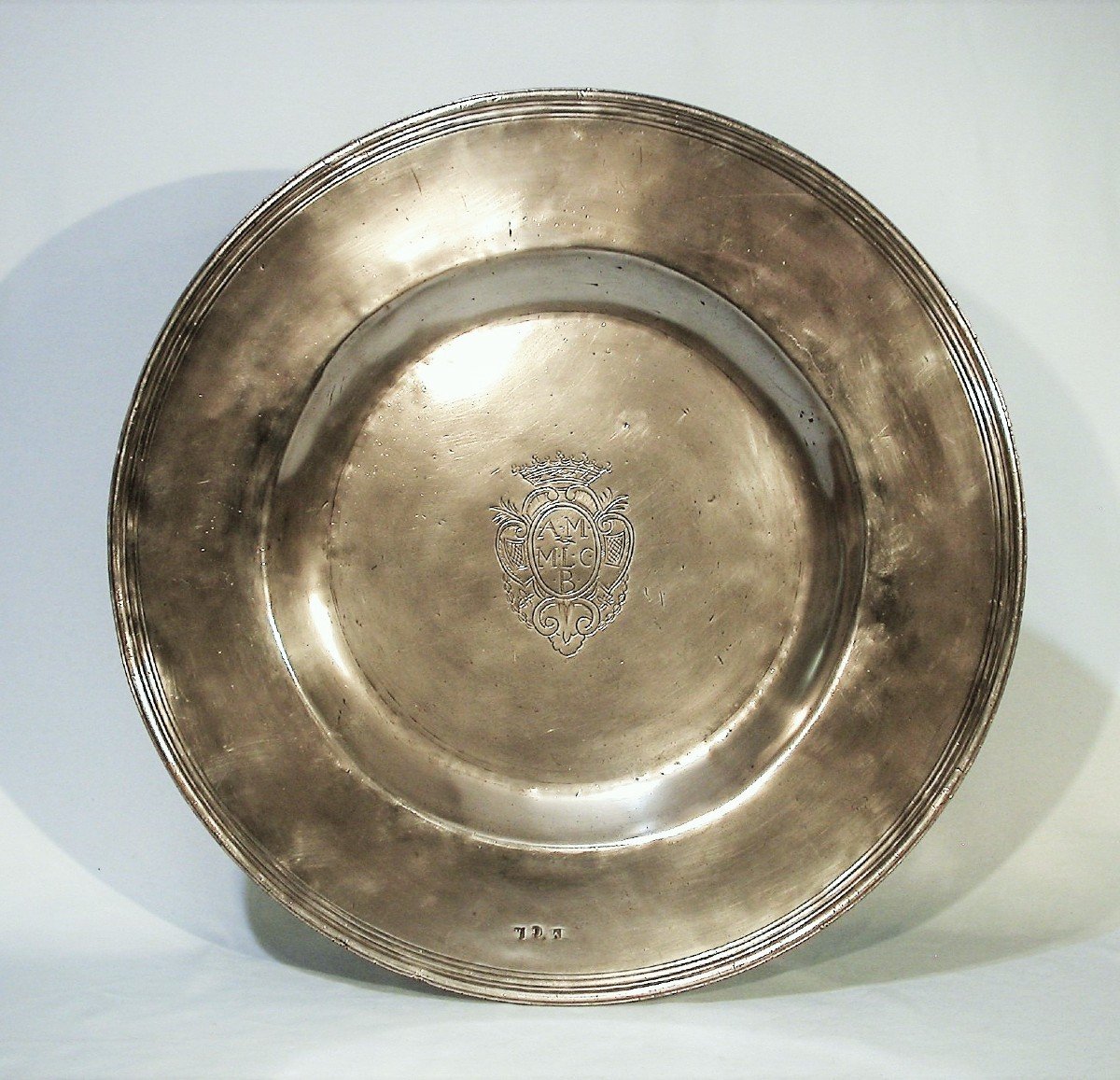 TRES GRAND PLAT EN ETAIN "À LA CARDINAL" - CALAIS, CIRCA 1700-photo-2