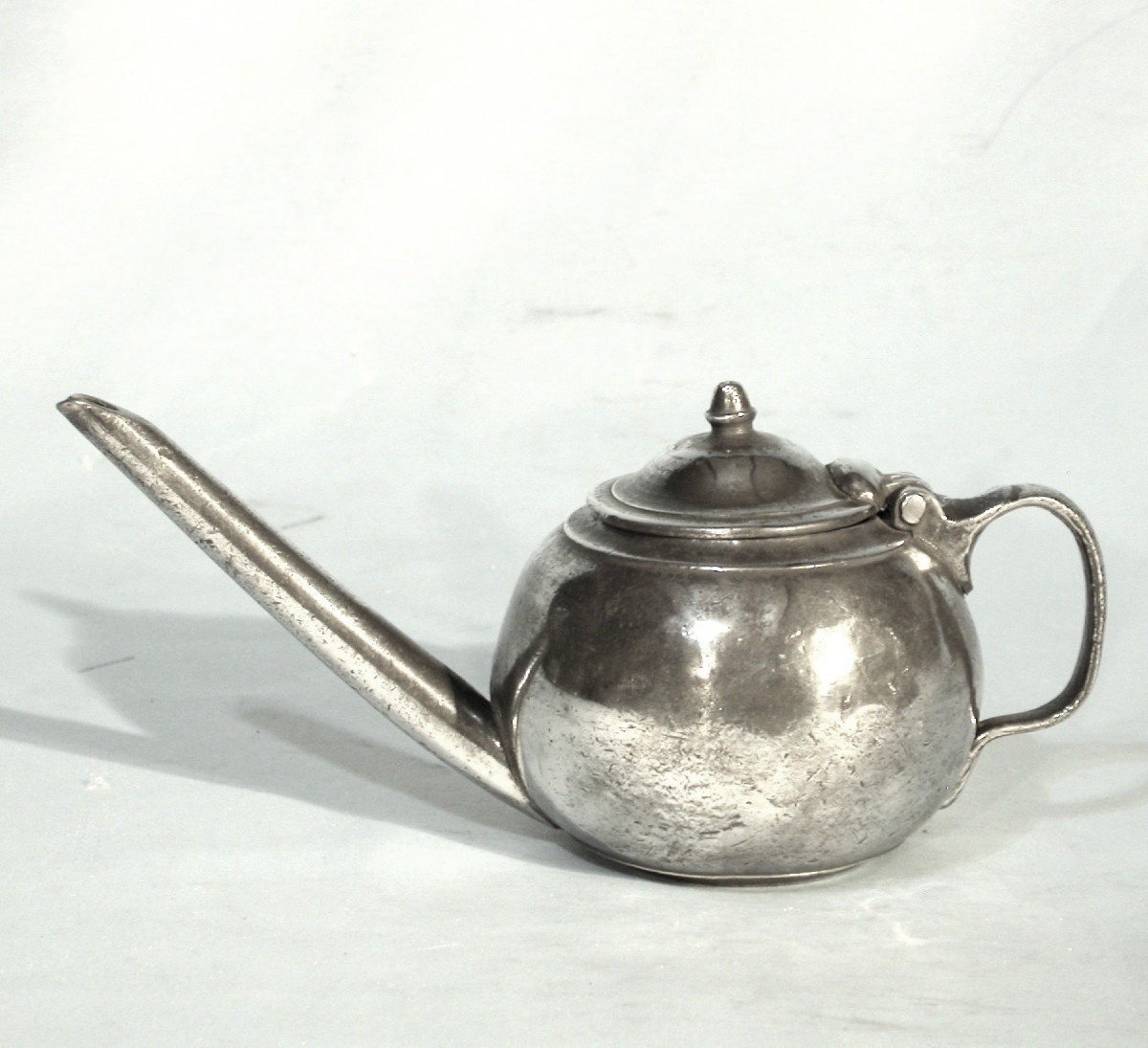 BIBERON DE MALADE EN ETAIN - PARIS, CIRCA 1800