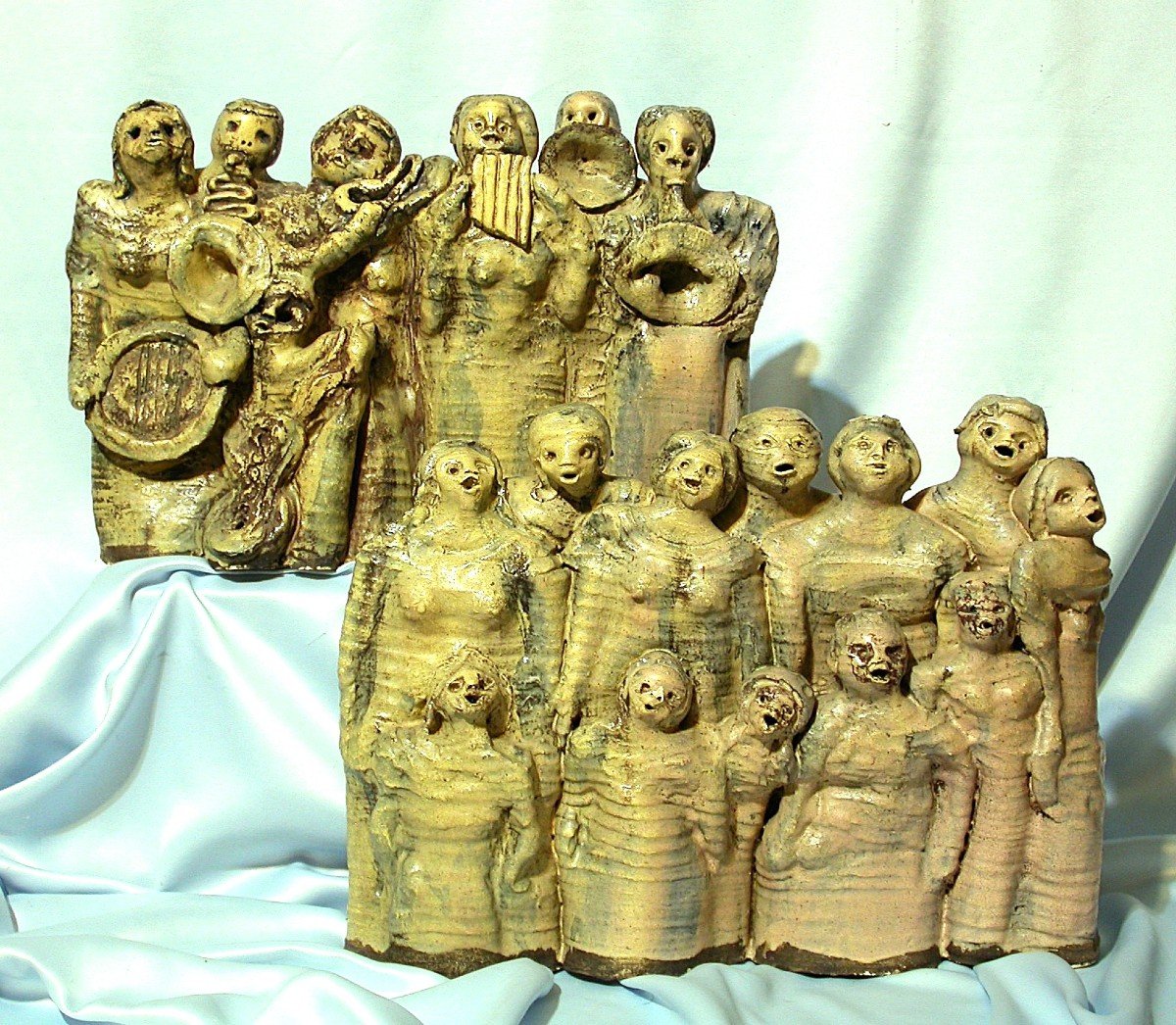 SCULPTURES EN TERRE VERNISSEE - CHORISTES ET MUSICIENS