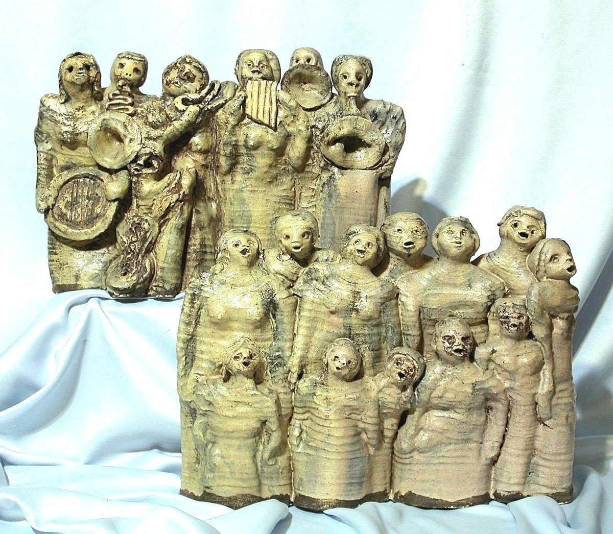 SCULPTURES EN TERRE VERNISSEE - CHORISTES ET MUSICIENS