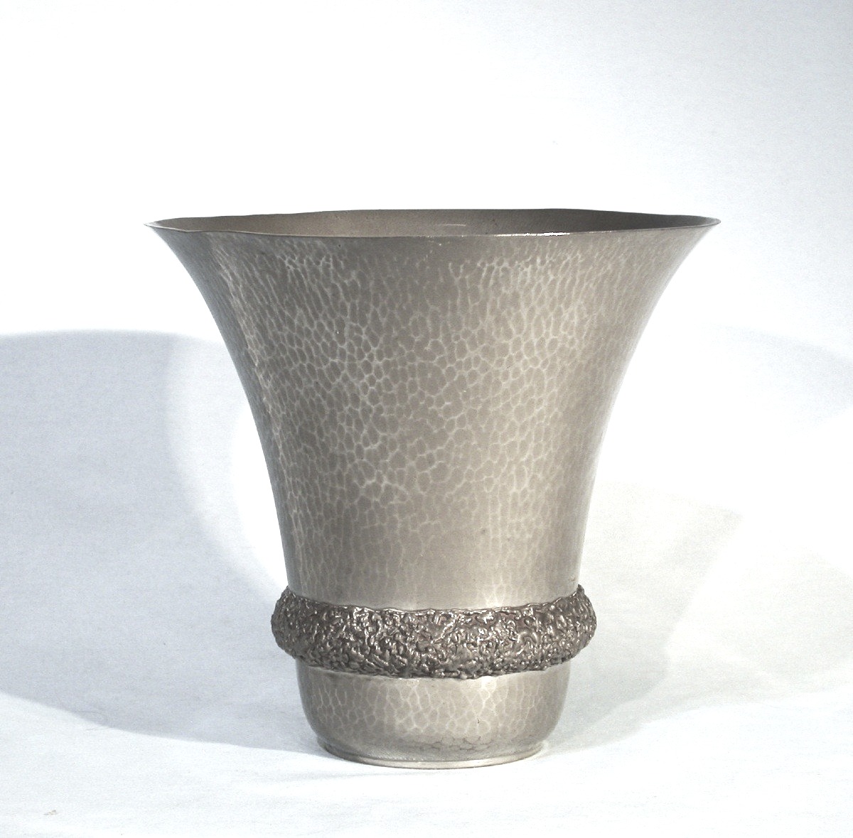 VASE "ART DECO" EN ETAIN DE RENE DELAVAN