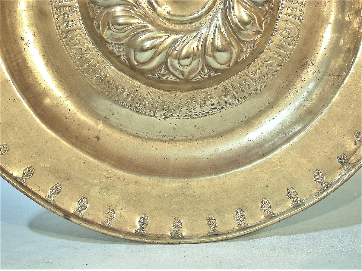 TRES GRAND PLAT D'OFFRANDE EN LAITON - AROUND 1600-photo-3