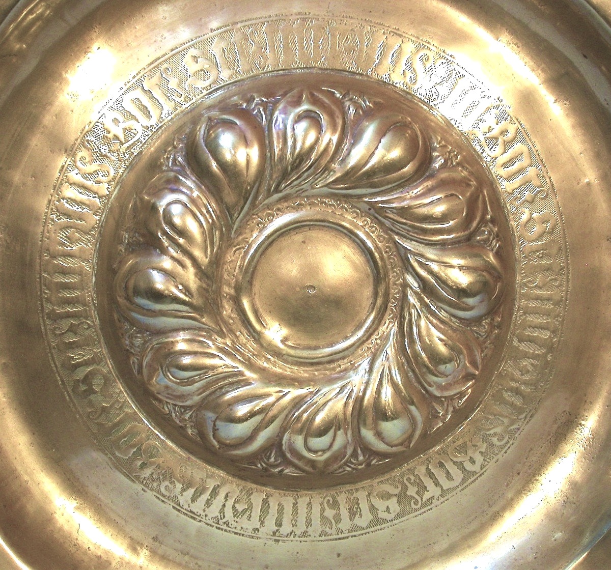 TRES GRAND PLAT D'OFFRANDE EN LAITON - AROUND 1600-photo-4