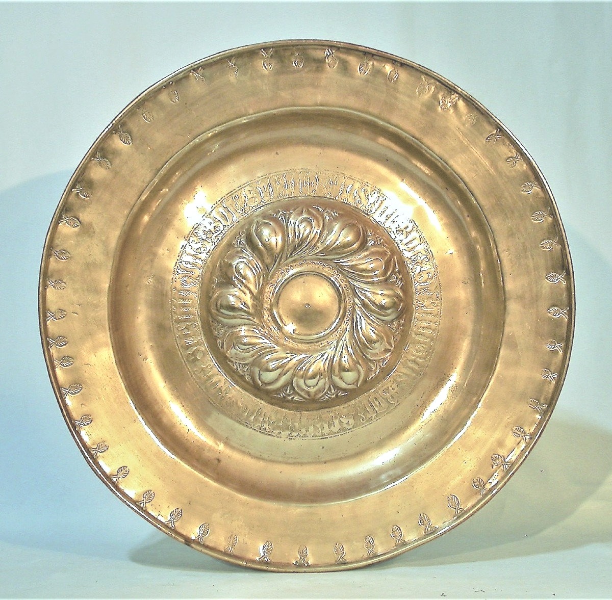 TRES GRAND PLAT D'OFFRANDE EN LAITON - AROUND 1600
