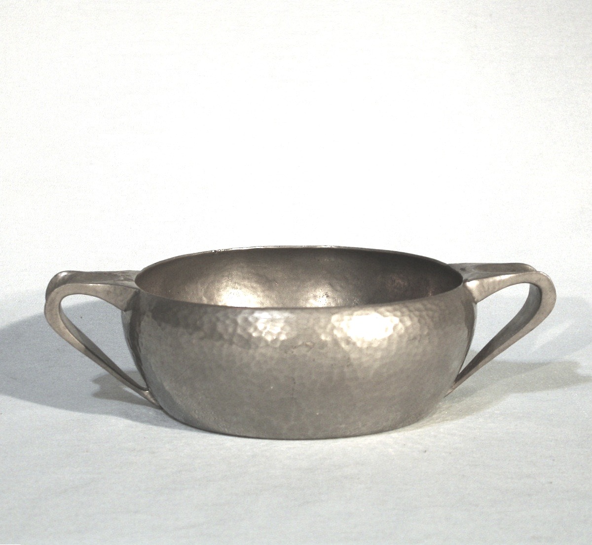 COUPE "ART DECO" EN ETAIN - GRANDE-BRETAGNE, CIRCA 1930