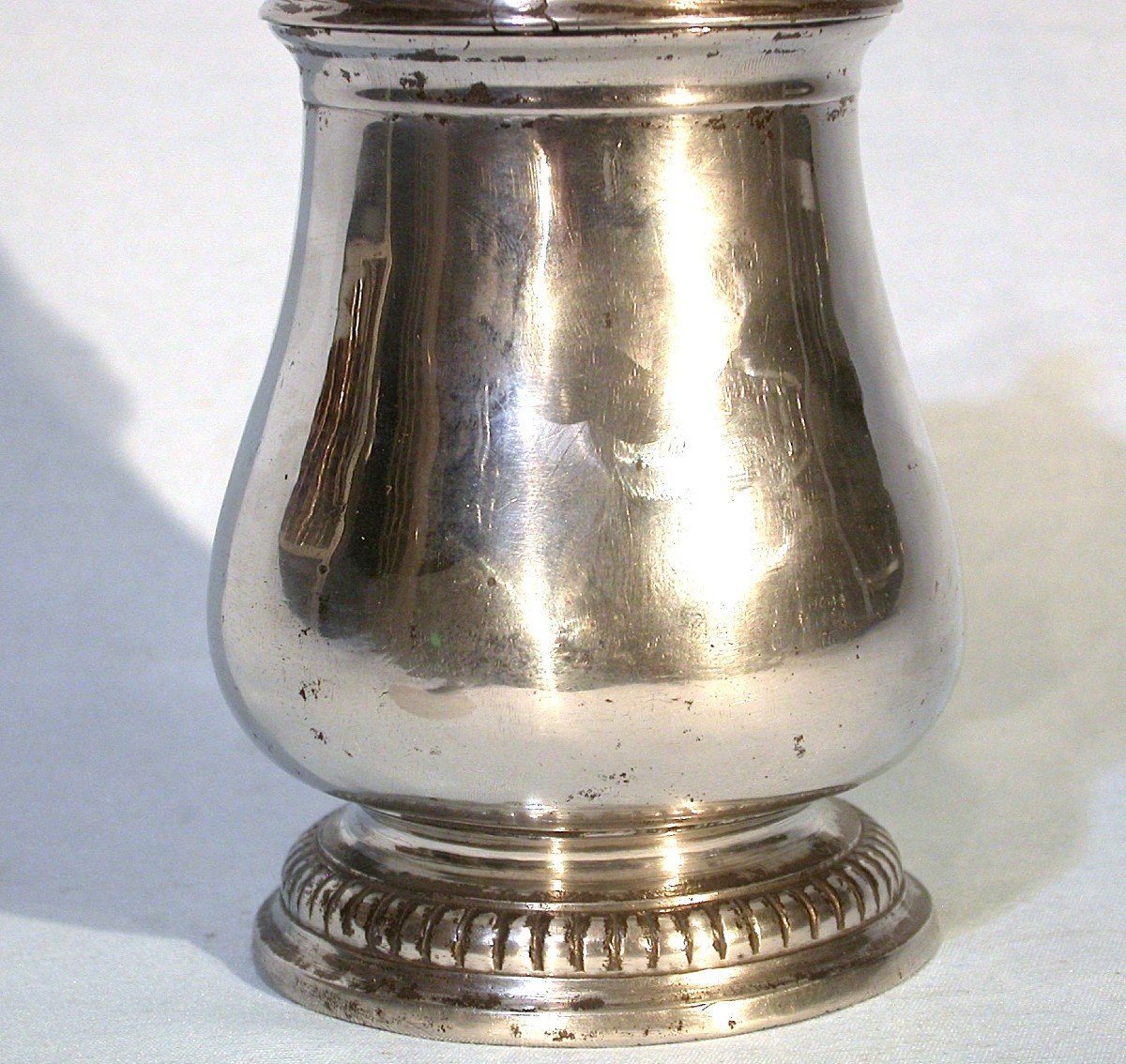 RARE GRANDE SAUPOUDREUSE EN ETAIN - LYON, FIN DU XVII ème s-photo-4