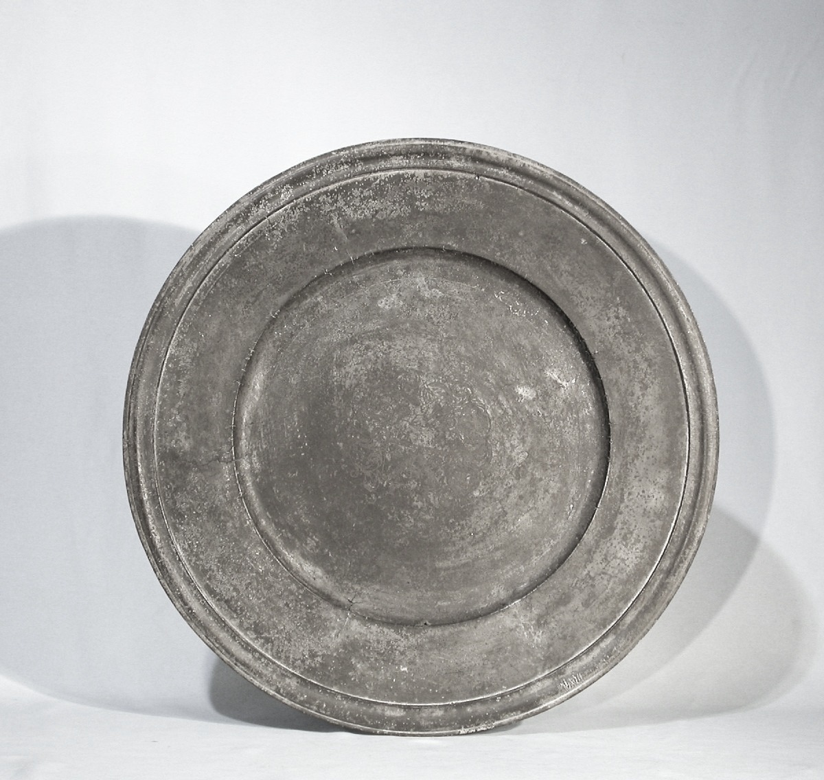 Large Pewter Dish "à La Cardinal" - Lyon, Second Quarter Of The 17th Century