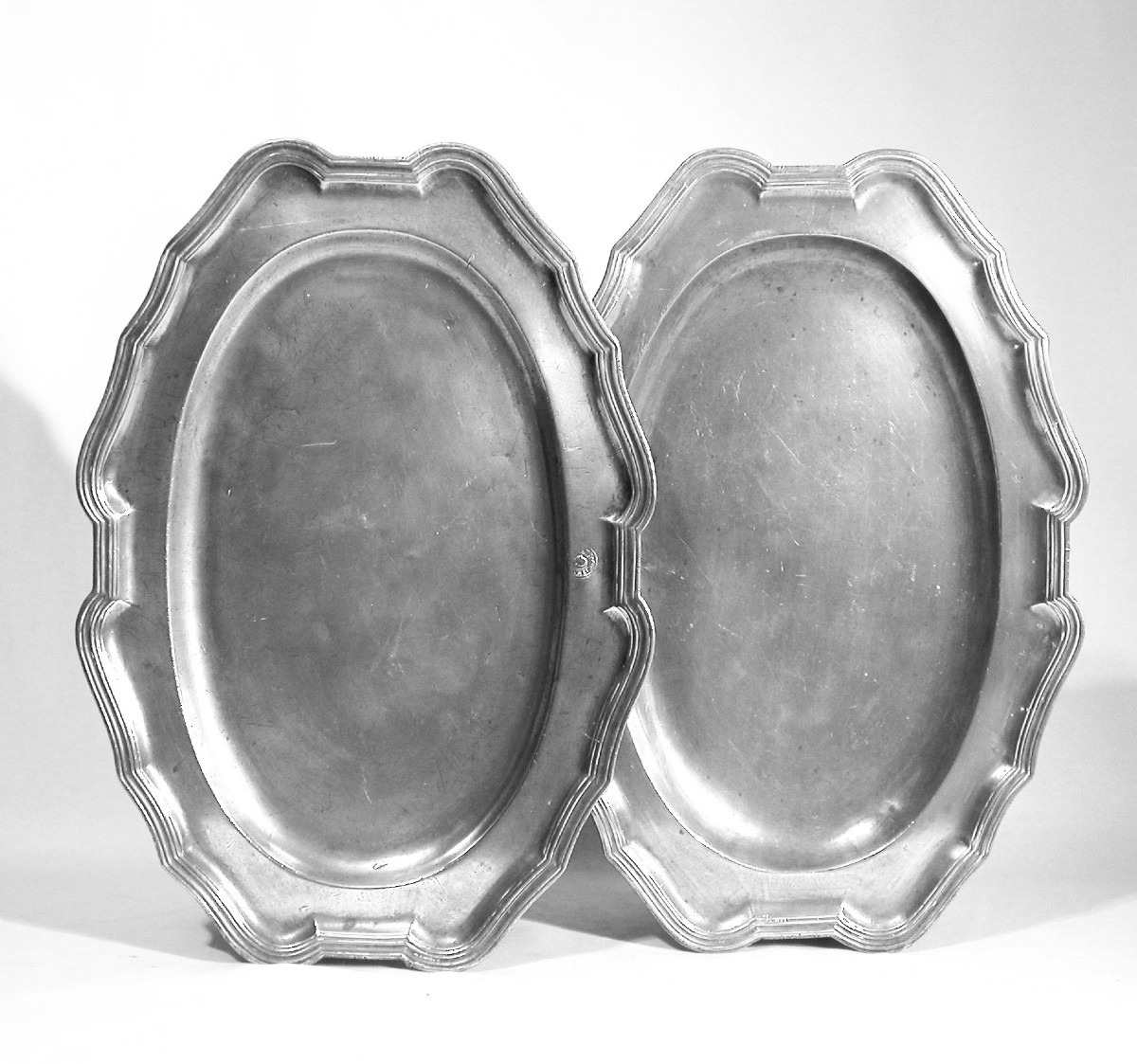 PAIRE DE PLATS EN ETAIN - CLERMONT-FERRAND et LYON, XVIII ème s