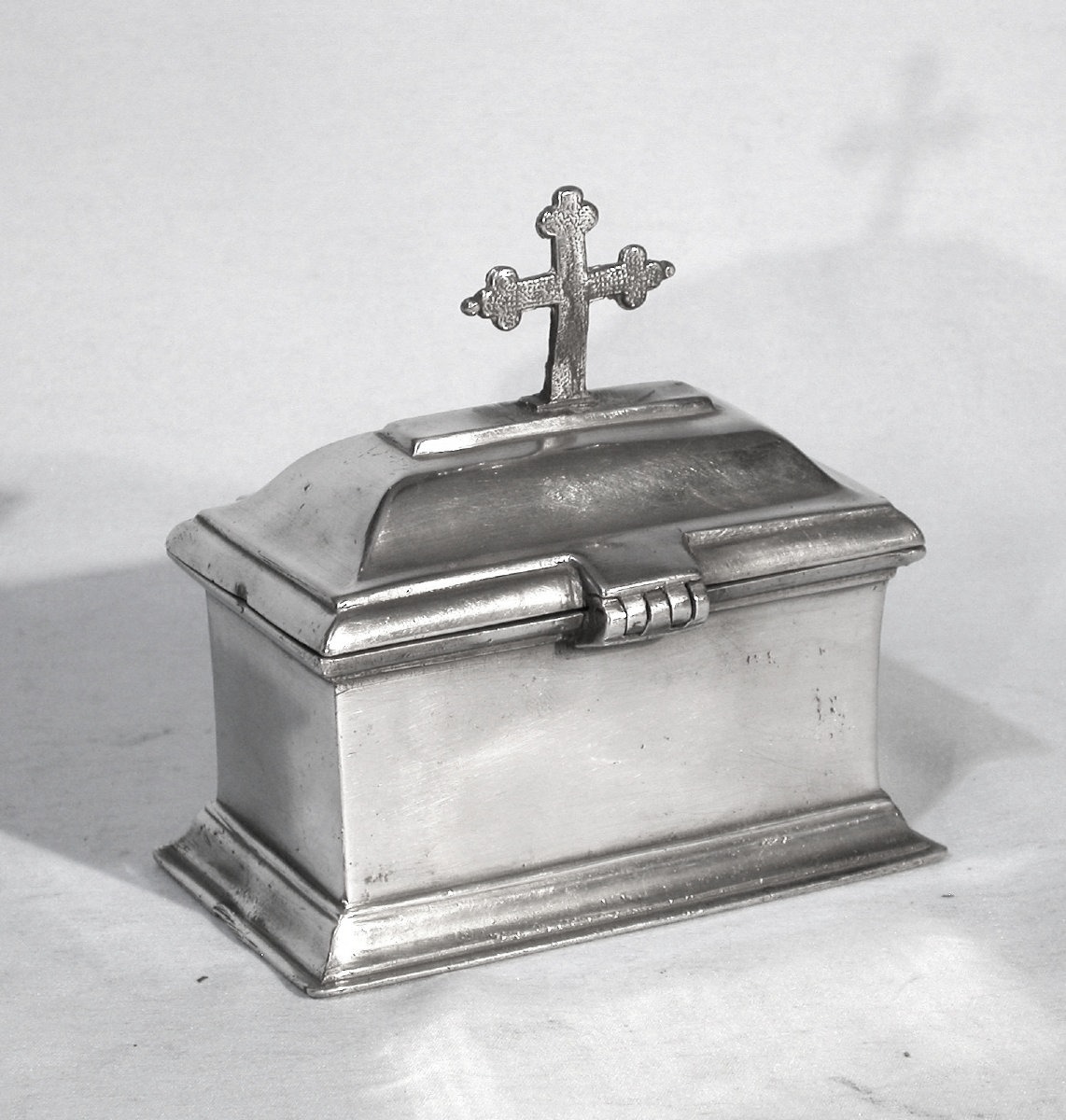 COFFRET LITURGIQUE AUX SAINTES HUILES EN ÉTAIN  - PARIS, CIRCA 1800-photo-2