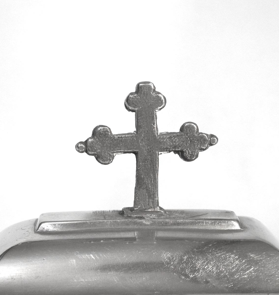 COFFRET LITURGIQUE AUX SAINTES HUILES EN ÉTAIN  - PARIS, CIRCA 1800-photo-4