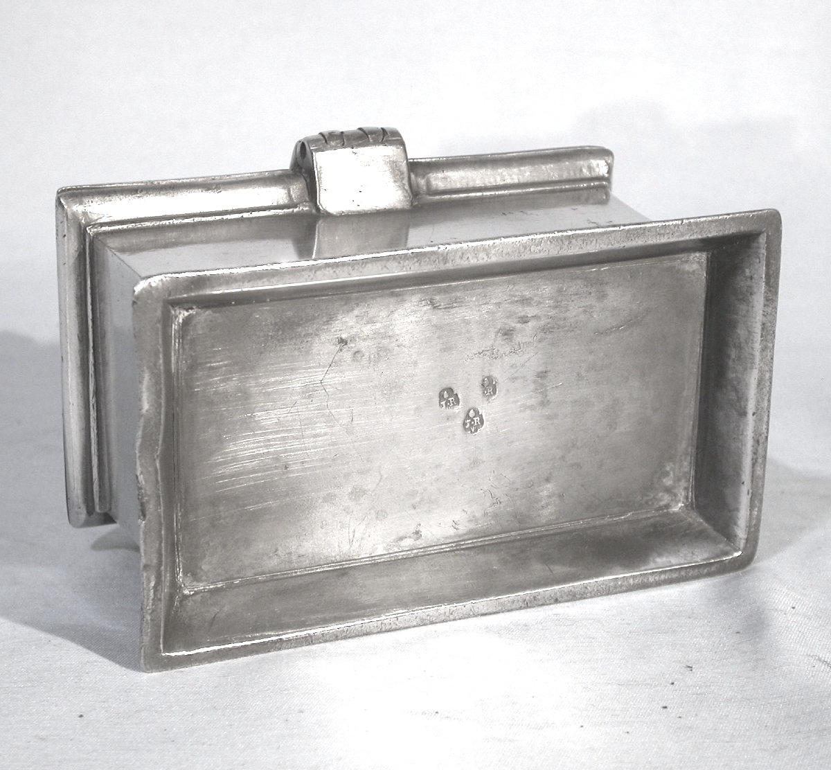 COFFRET LITURGIQUE AUX SAINTES HUILES EN ÉTAIN  - PARIS, CIRCA 1800-photo-1