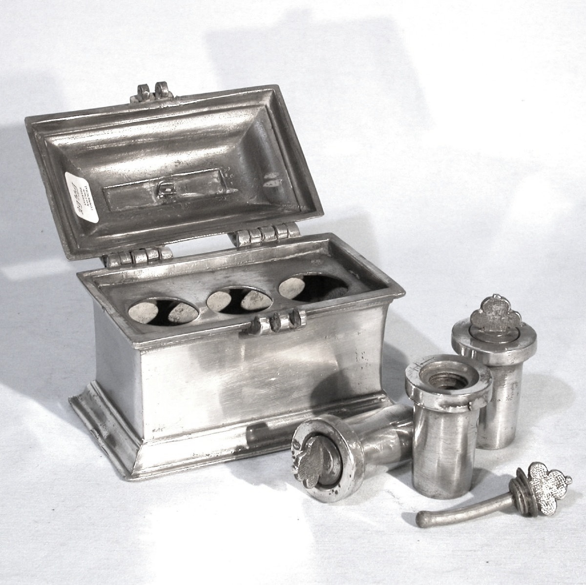 COFFRET LITURGIQUE AUX SAINTES HUILES EN ÉTAIN  - PARIS, CIRCA 1800-photo-4