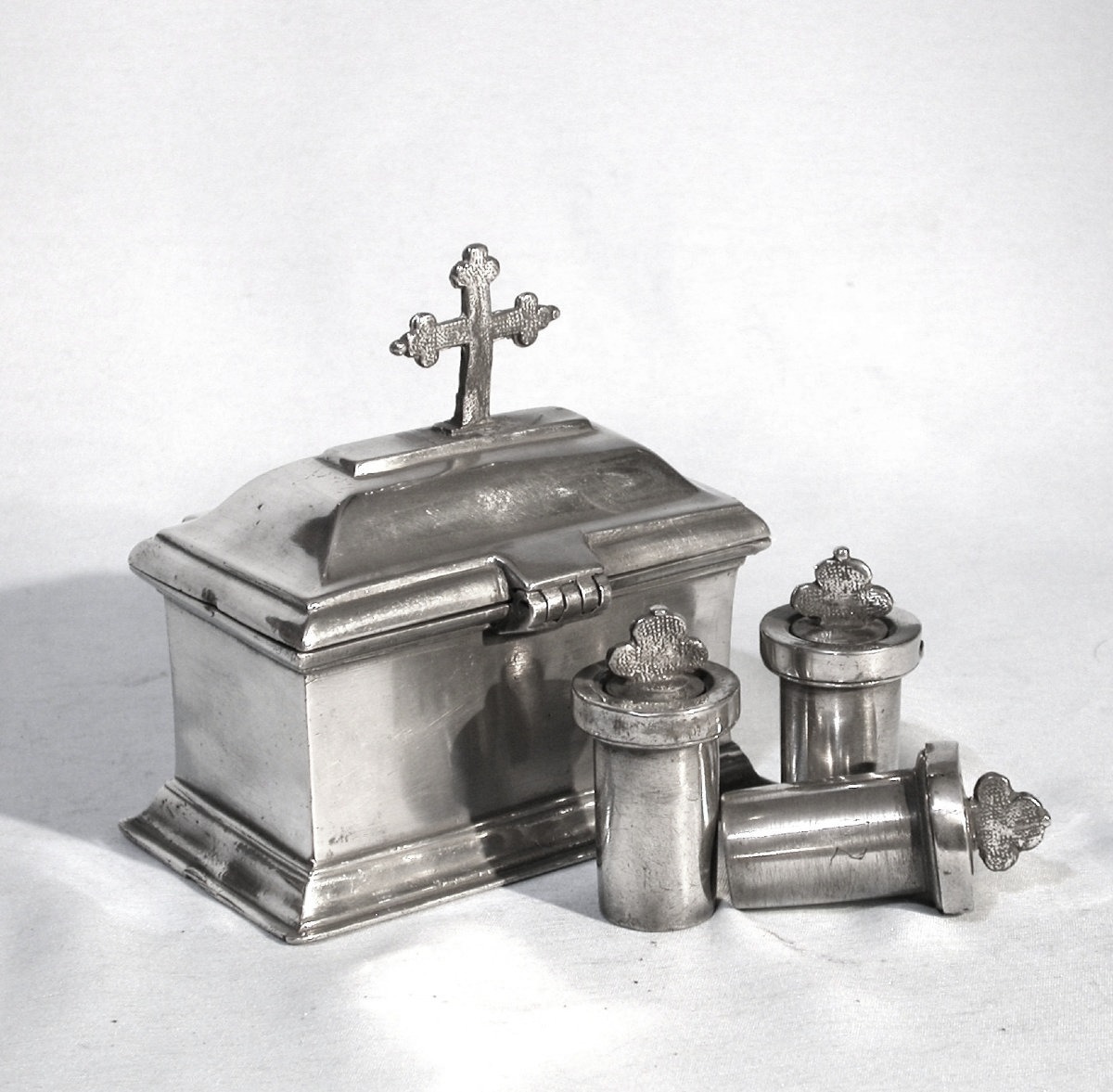 COFFRET LITURGIQUE AUX SAINTES HUILES EN ÉTAIN  - PARIS, CIRCA 1800-photo-5