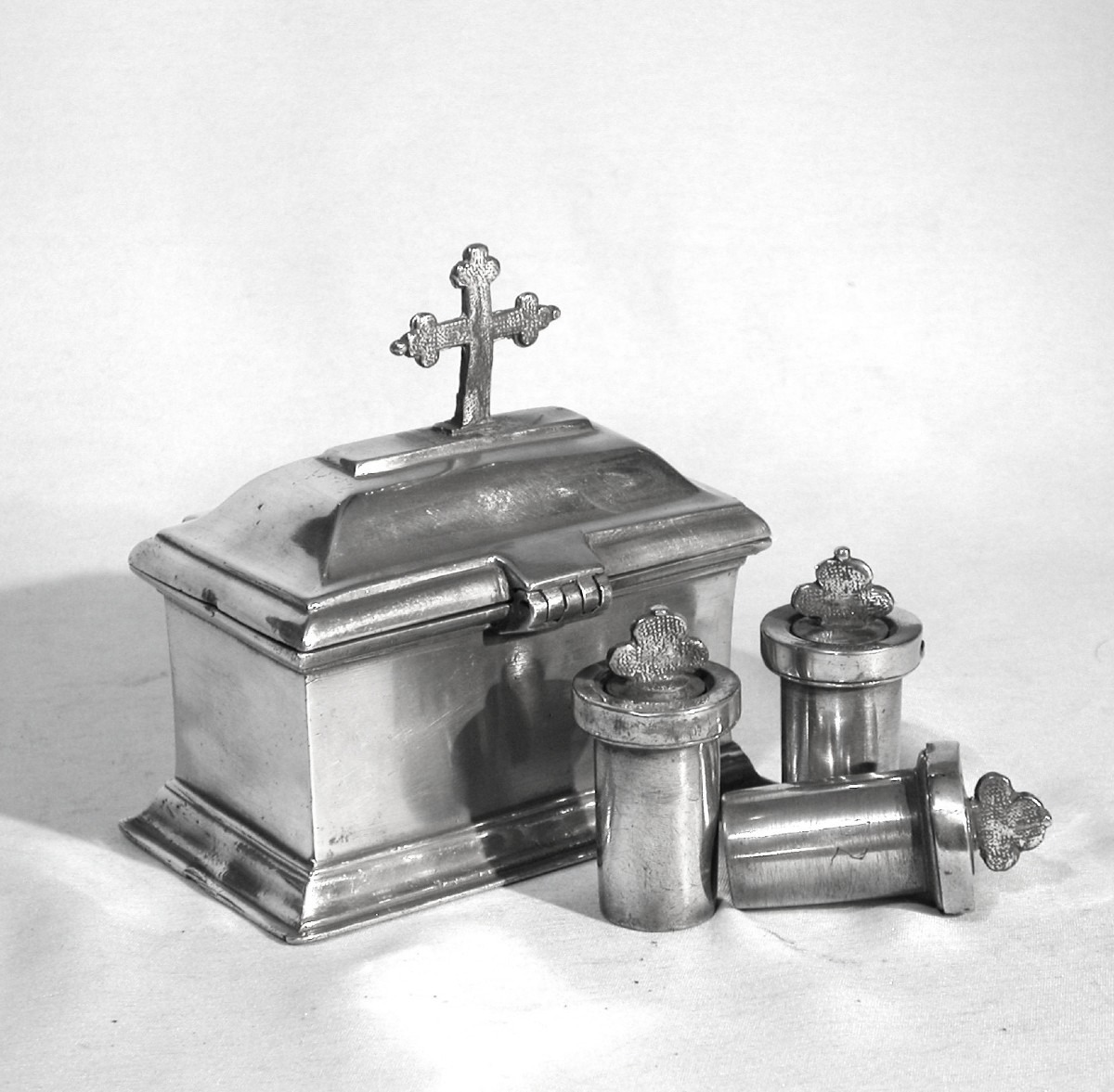 COFFRET LITURGIQUE AUX SAINTES HUILES EN ÉTAIN  - PARIS, CIRCA 1800