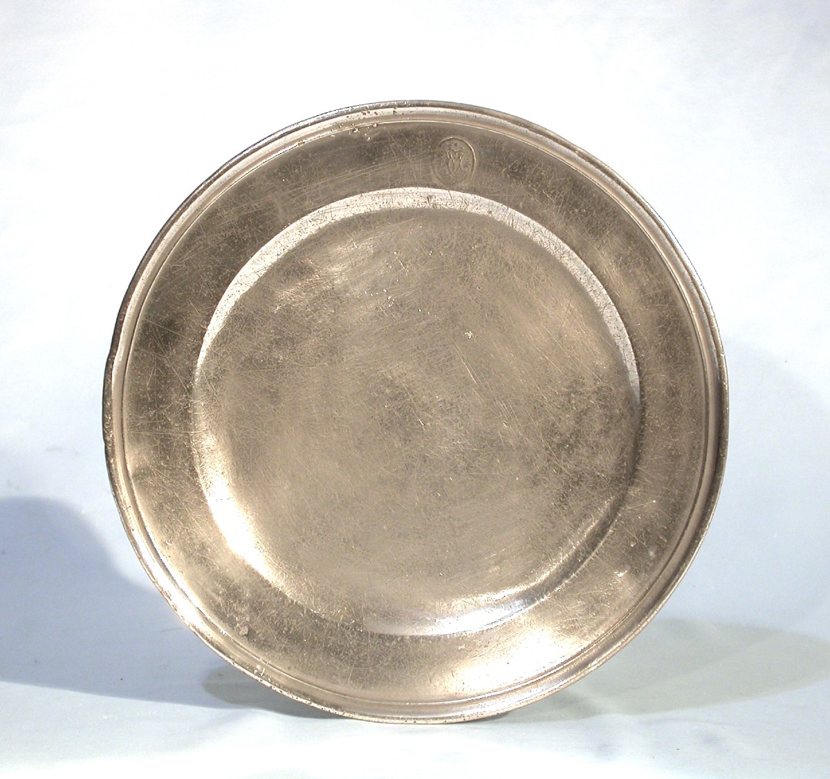 RARISSIME ASSIETTE EN ÉTAIN - GRENOBLE,  1702-1706