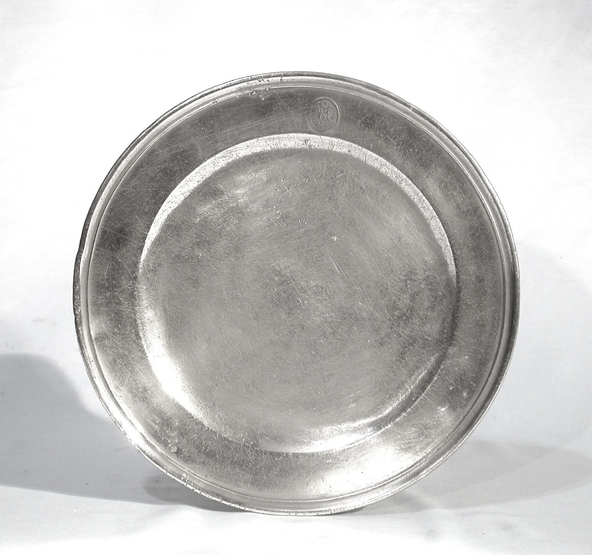 RARISSIME ASSIETTE EN ÉTAIN - GRENOBLE,  1702-1706