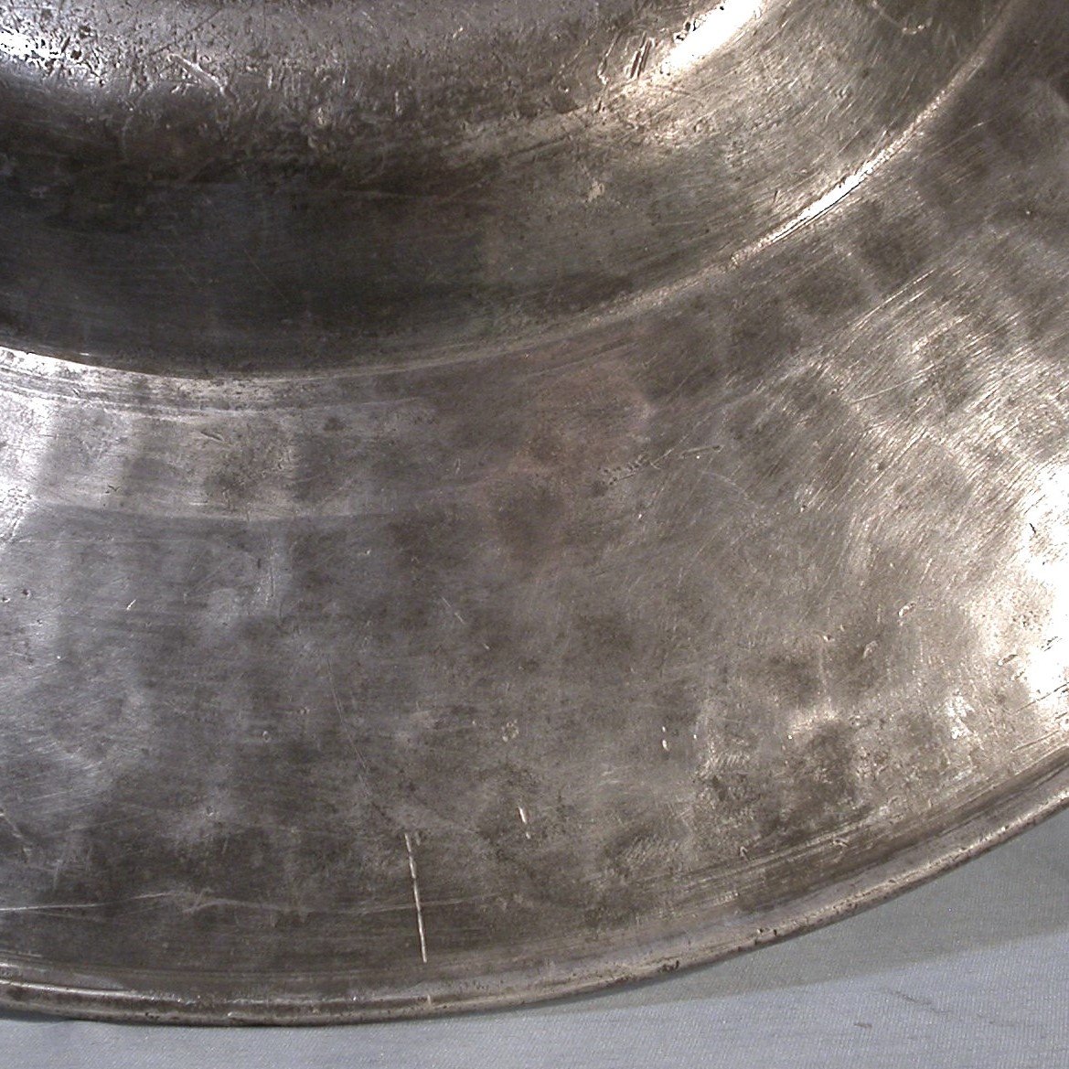 GRAND PLAT EN ÉTAIN "À LA CARDINAL" - AUVERGNE (?), XVII ème s-photo-3