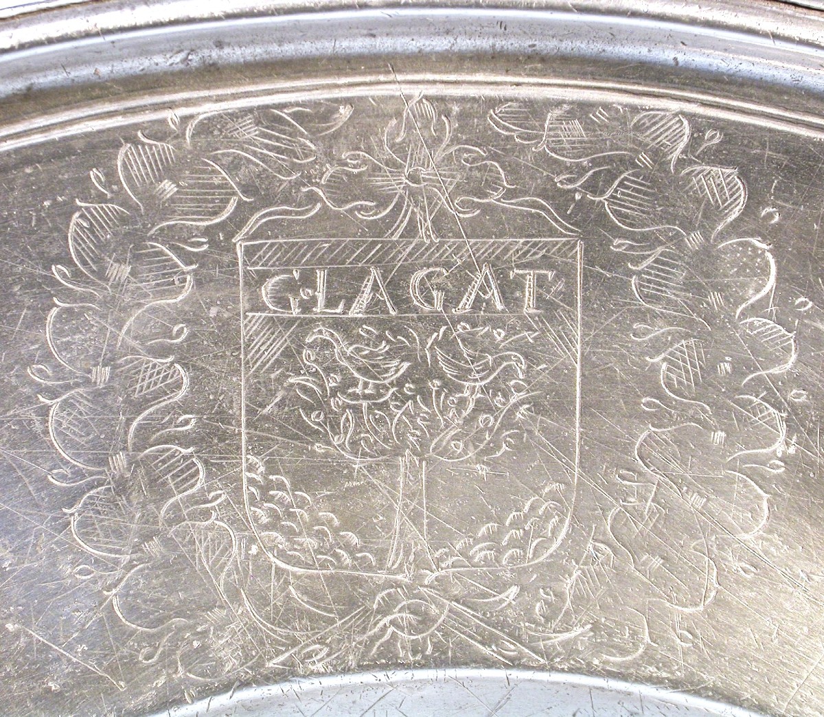 GRAND PLAT EN ÉTAIN "À LA CARDINAL" - AUVERGNE (?), XVII ème s