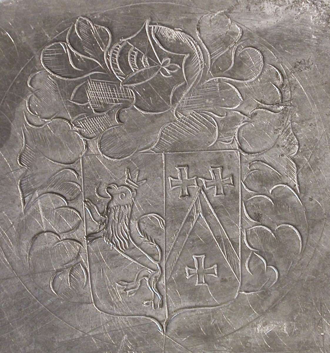 GRAND PLAT "À LA CARDINAL" EN ÉTAIN  - LYON (?), XVII ème s
