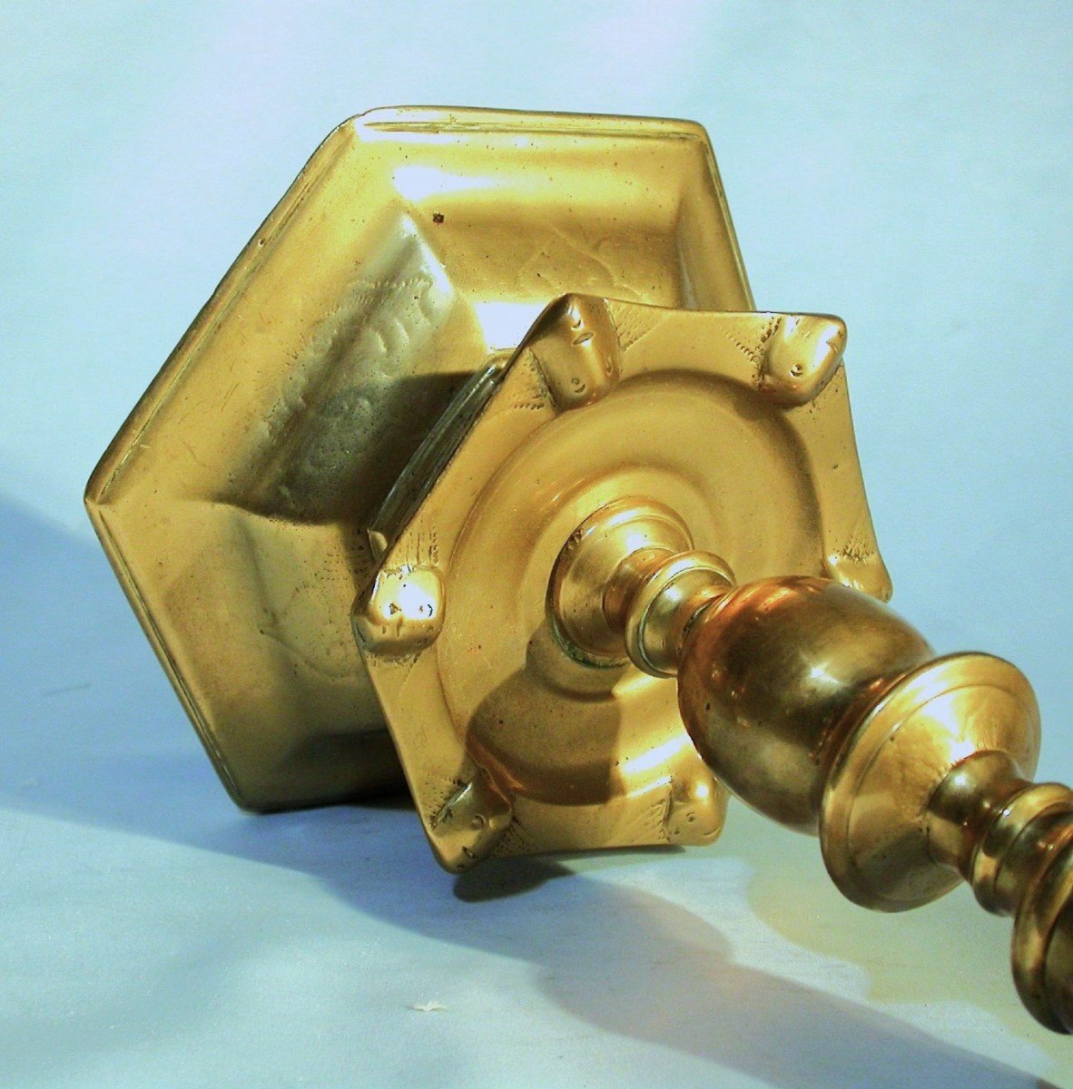 PAIRE DE FLAMBEAUX EN LAITON - SUÈDE (?), TOUT DÉBUT DU XVII ème -photo-2