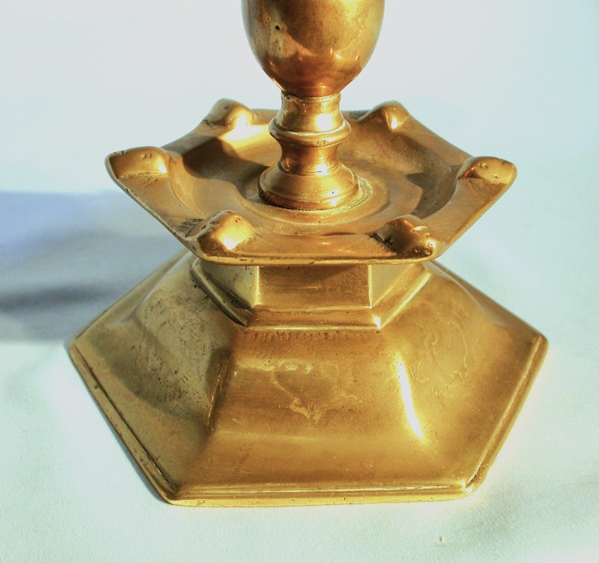 PAIRE DE FLAMBEAUX EN LAITON - SUÈDE (?), TOUT DÉBUT DU XVII ème -photo-4