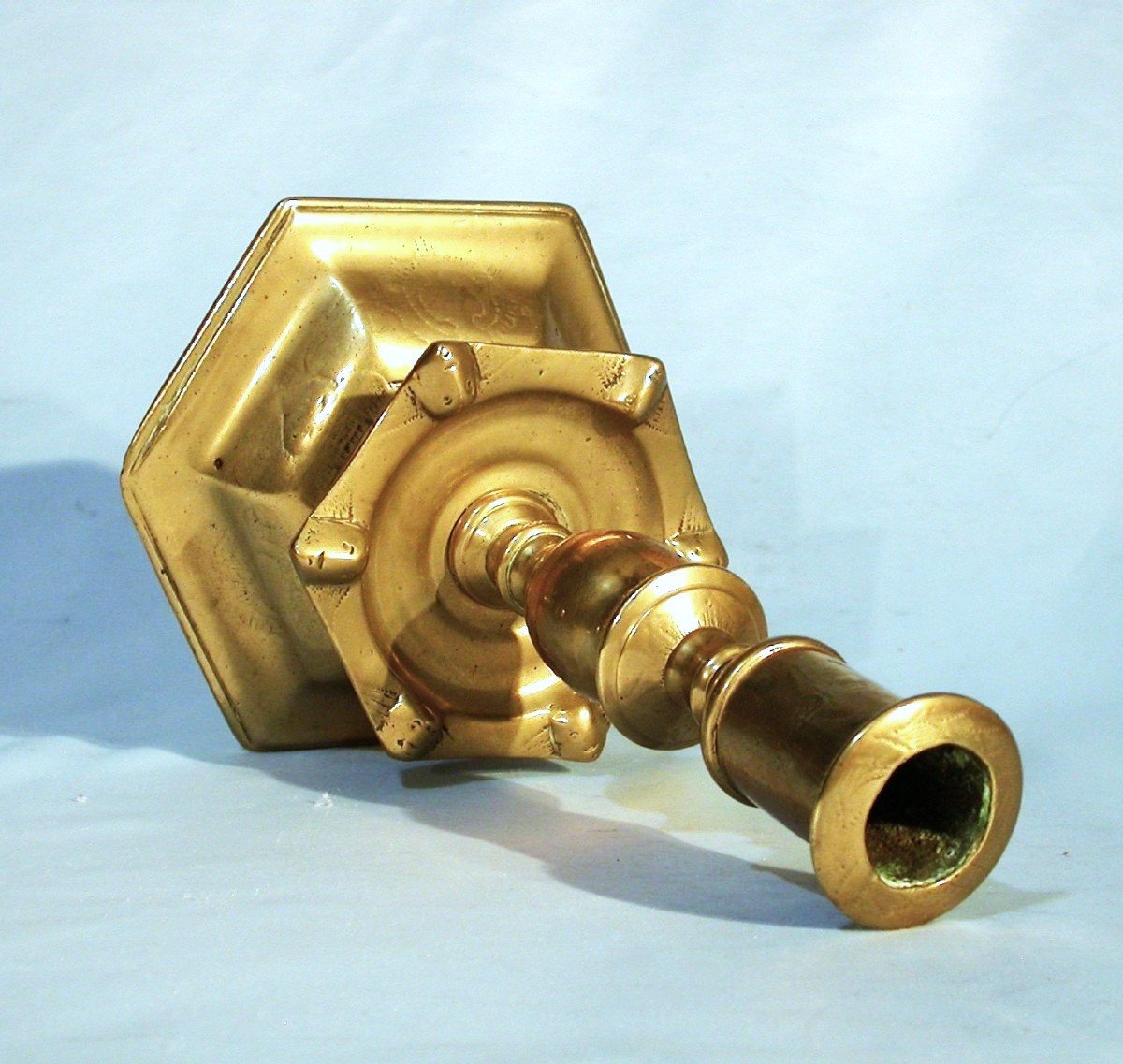 PAIRE DE FLAMBEAUX EN LAITON - SUÈDE (?), TOUT DÉBUT DU XVII ème -photo-1