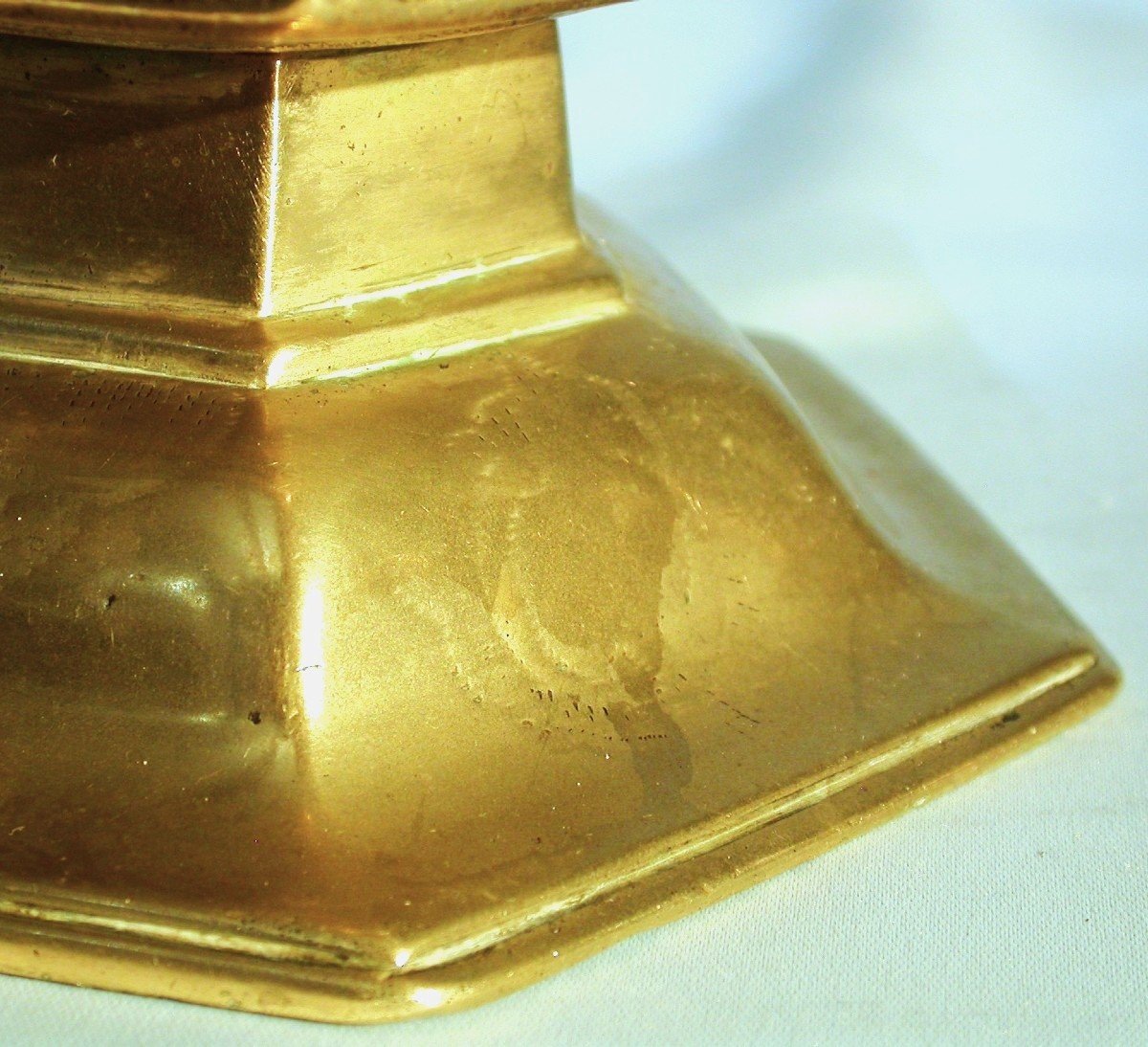 PAIRE DE FLAMBEAUX EN LAITON - SUÈDE (?), TOUT DÉBUT DU XVII ème -photo-3