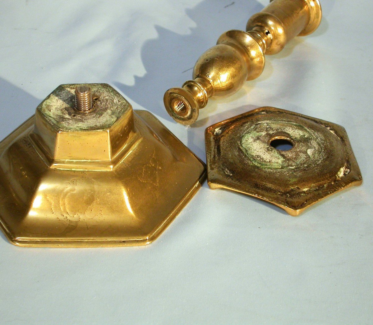 PAIRE DE FLAMBEAUX EN LAITON - SUÈDE (?), TOUT DÉBUT DU XVII ème -photo-4