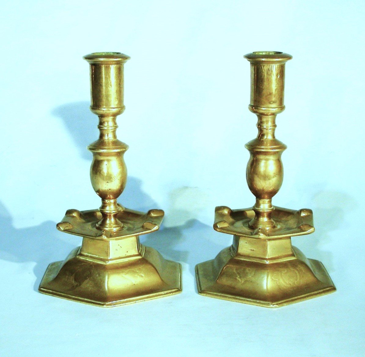 PAIRE DE FLAMBEAUX EN LAITON - SUÈDE (?), TOUT DÉBUT DU XVII ème -photo-6