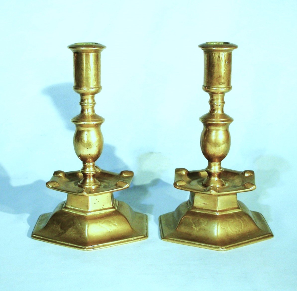 PAIRE DE FLAMBEAUX EN LAITON - SUÈDE (?), TOUT DÉBUT DU XVII ème 