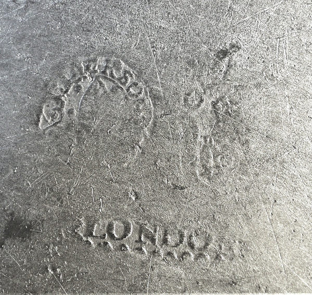 PAIRE DE PLATS GRAVÉS EN ETAIN  - LONDRES, XVIII ème s-photo-6
