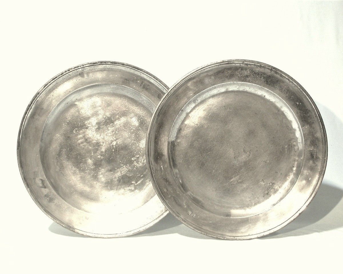 Pair Of Engraved Pewter Dishes - London, 18th Century