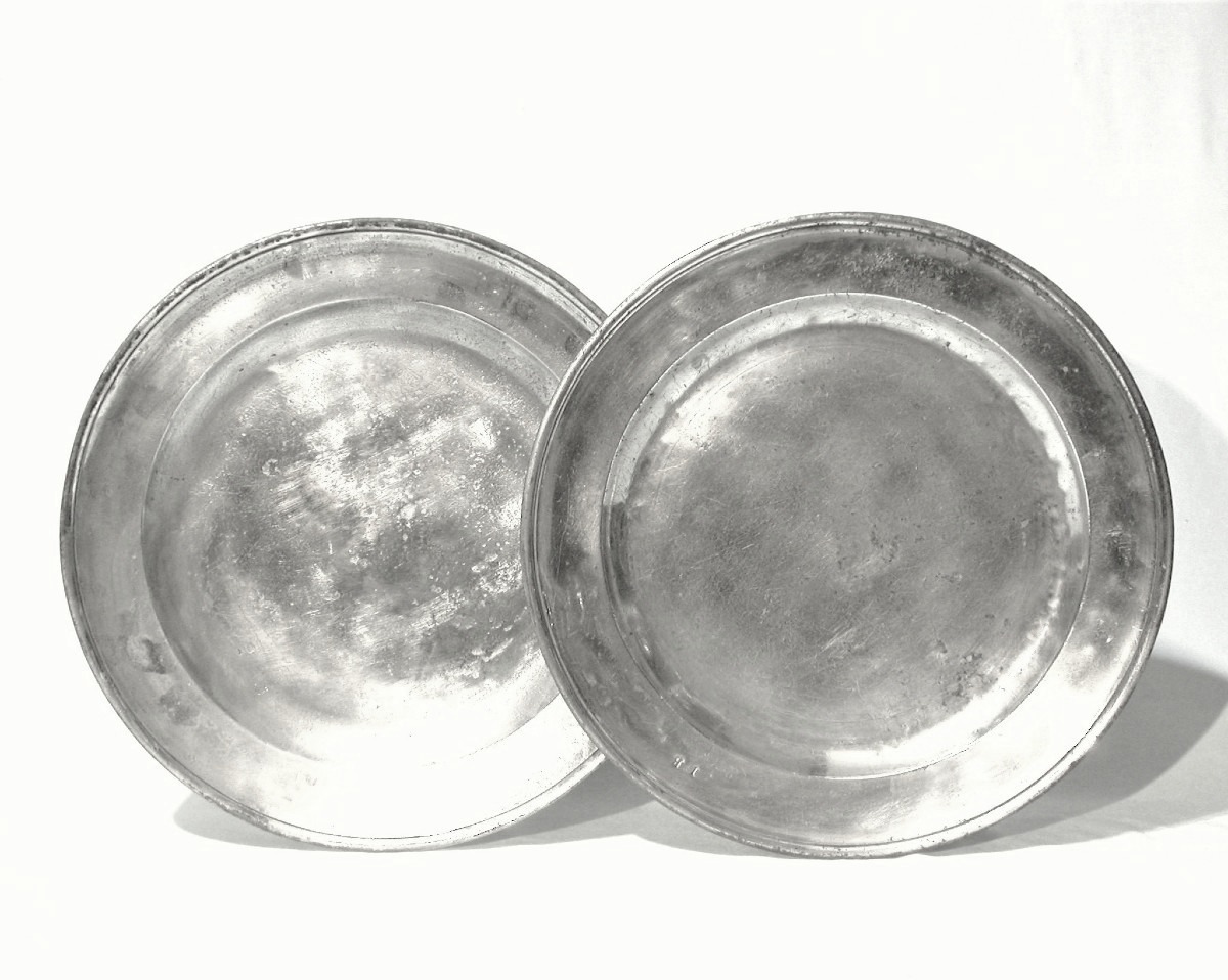 PAIRE DE PLATS GRAVÉS EN ETAIN  - LONDRES, XVIII ème s