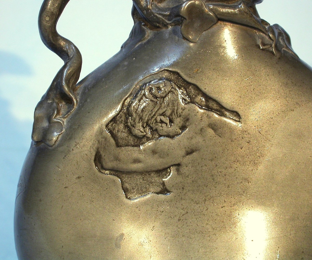 BOUTEILLE "ART NOUVEAU" EN ÉTAIN DE JULES DESBOIS
