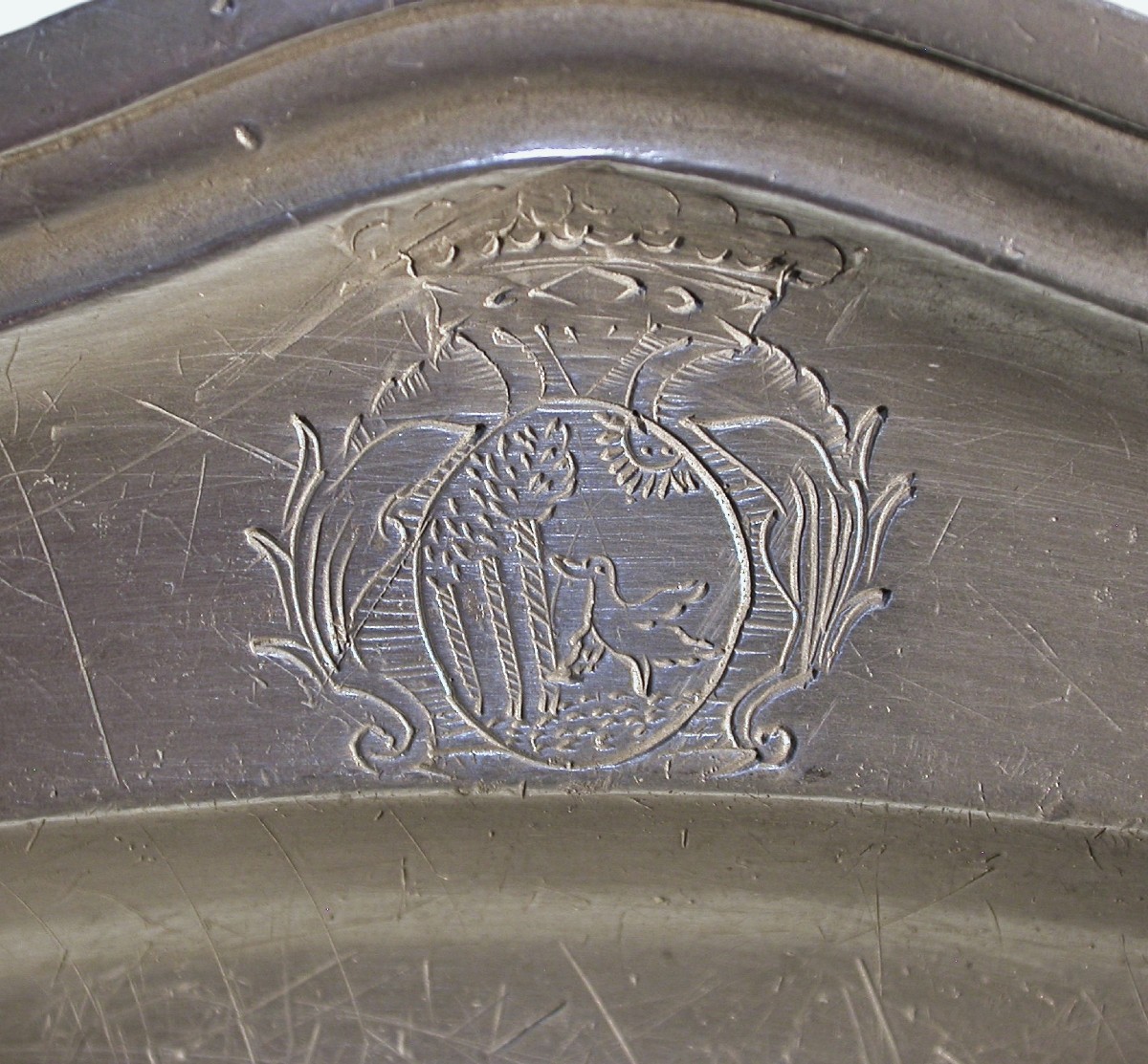 PLAT EN ÉTAIN ARMORIÉ - LANGUEDOC (?), XVIII ème s