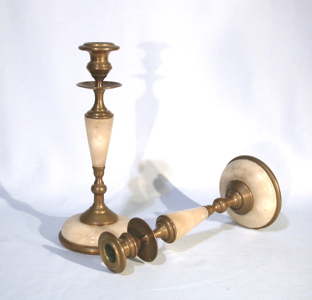 PAIRE DE FLAMBEAUX EN ALBÂTRE ET LAITON, VERS 1900