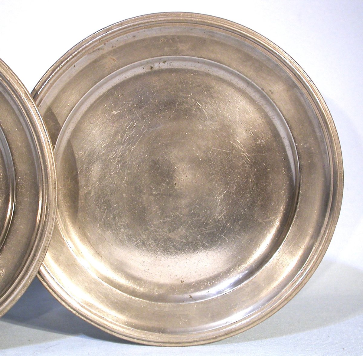 PAIRE D'ASSIETTES EN ETAIN - LYON, CIRCA 1800-photo-2