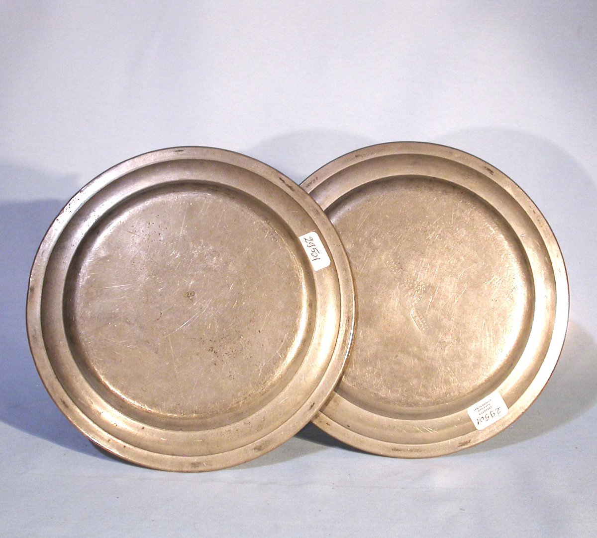 PAIRE D'ASSIETTES EN ETAIN - LYON, CIRCA 1800-photo-3