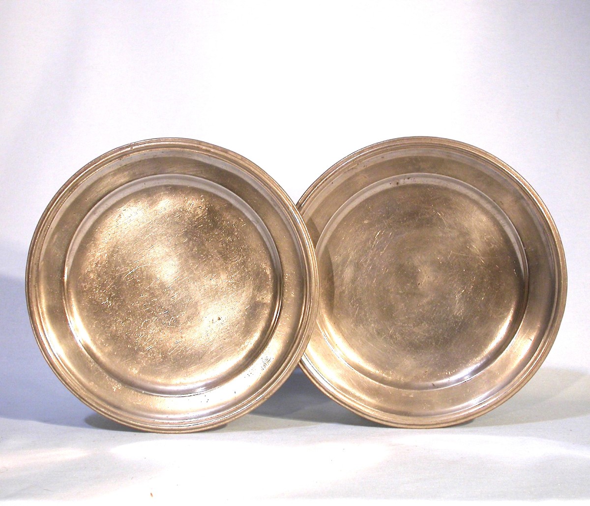 PAIRE D'ASSIETTES EN ETAIN - LYON, CIRCA 1800