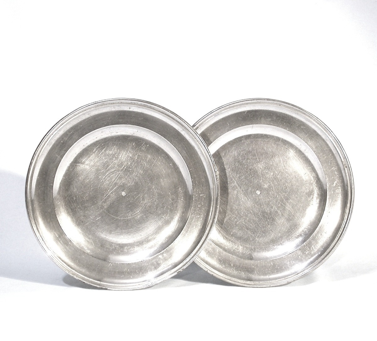 TRES RARE PAIRE D'ASSIETTES EN ETAIN - NARBONNE, XVIII ème s