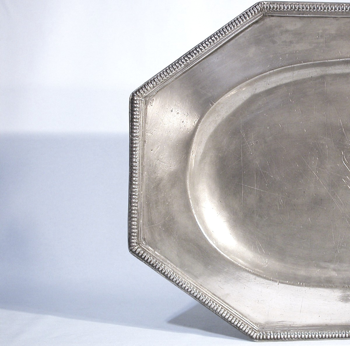 RARE PLAT EN ETAIN ARMORIE - RODEZ, FIN DU XVIII ème s-photo-3