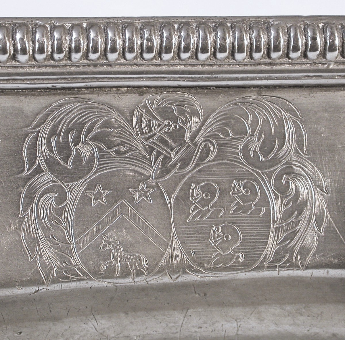 RARE PLAT EN ETAIN ARMORIE - RODEZ, FIN DU XVIII ème s-photo-2