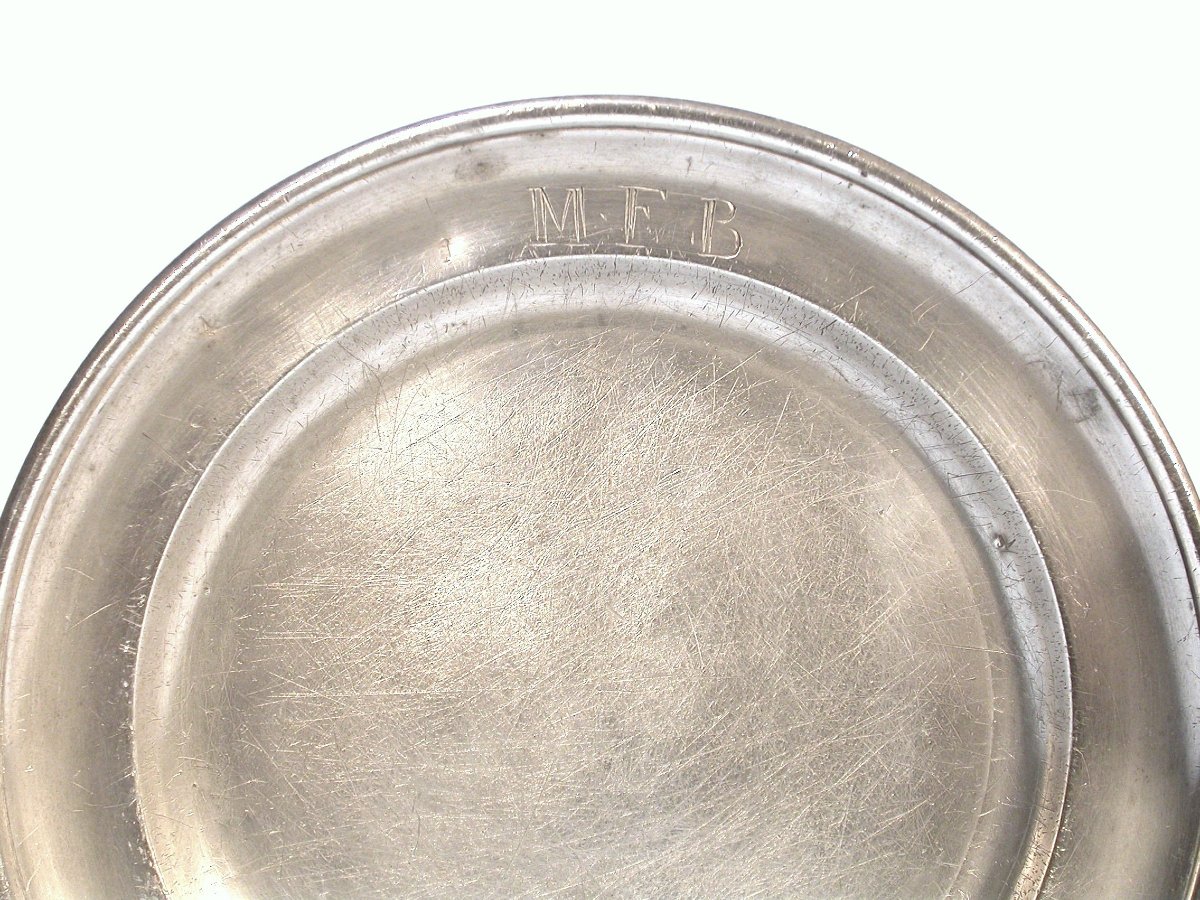 ASSIETTE EN ETAIN - FRIBOURG, MILIEU DU XIX ème s-photo-1