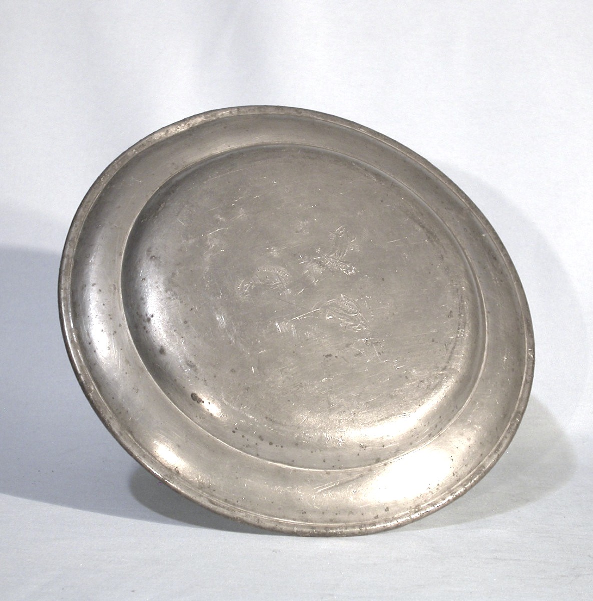 PAIRE D'ASSIETTES EN ETAIN - FRIBOURG (ALLEMAGNE), MILIEU DU XIX ème s-photo-4