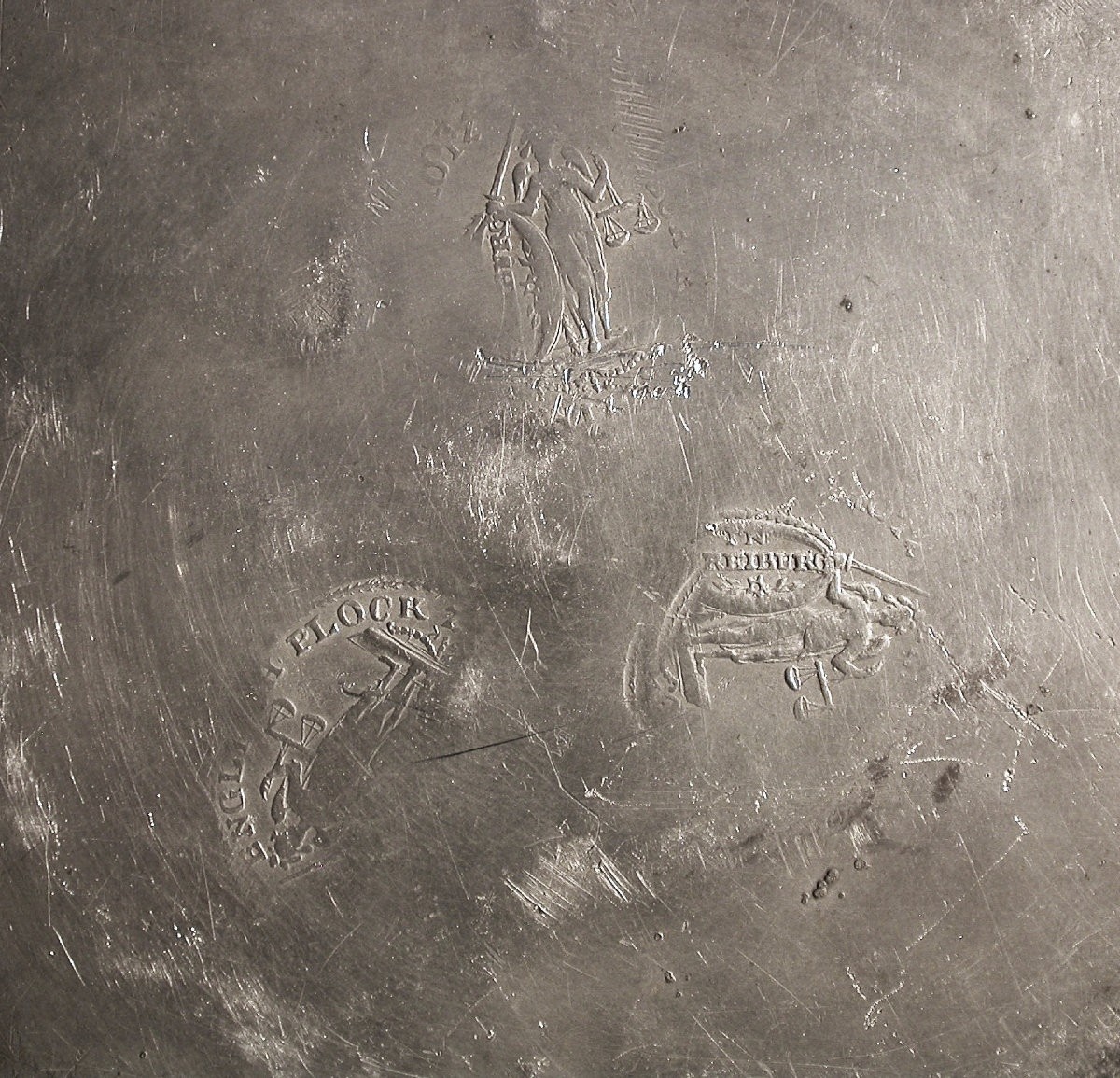 PAIRE D'ASSIETTES EN ETAIN - FRIBOURG (ALLEMAGNE), MILIEU DU XIX ème s-photo-3