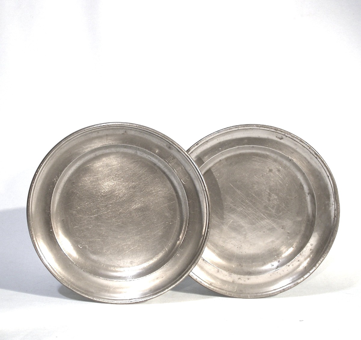 PAIRE D'ASSIETTES EN ETAIN - FRIBOURG (ALLEMAGNE), MILIEU DU XIX ème s