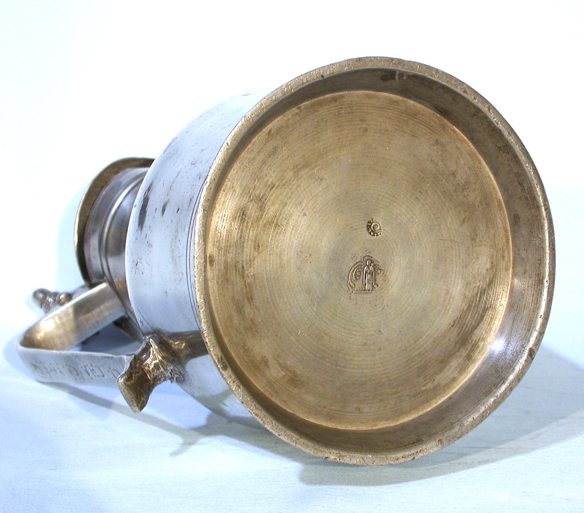 TRES RARE PICHET À VIN EN ETAIN DE VITRE (BRETAGNE), XVIII ème s-photo-2