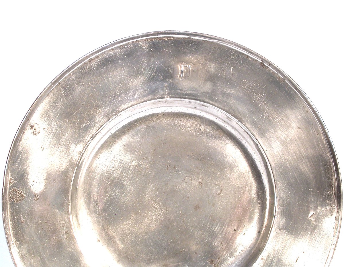 ASSIETTE "À LA CARDINAL" EN ETAIN - BRUXELLES, CIRCA 1700-photo-3