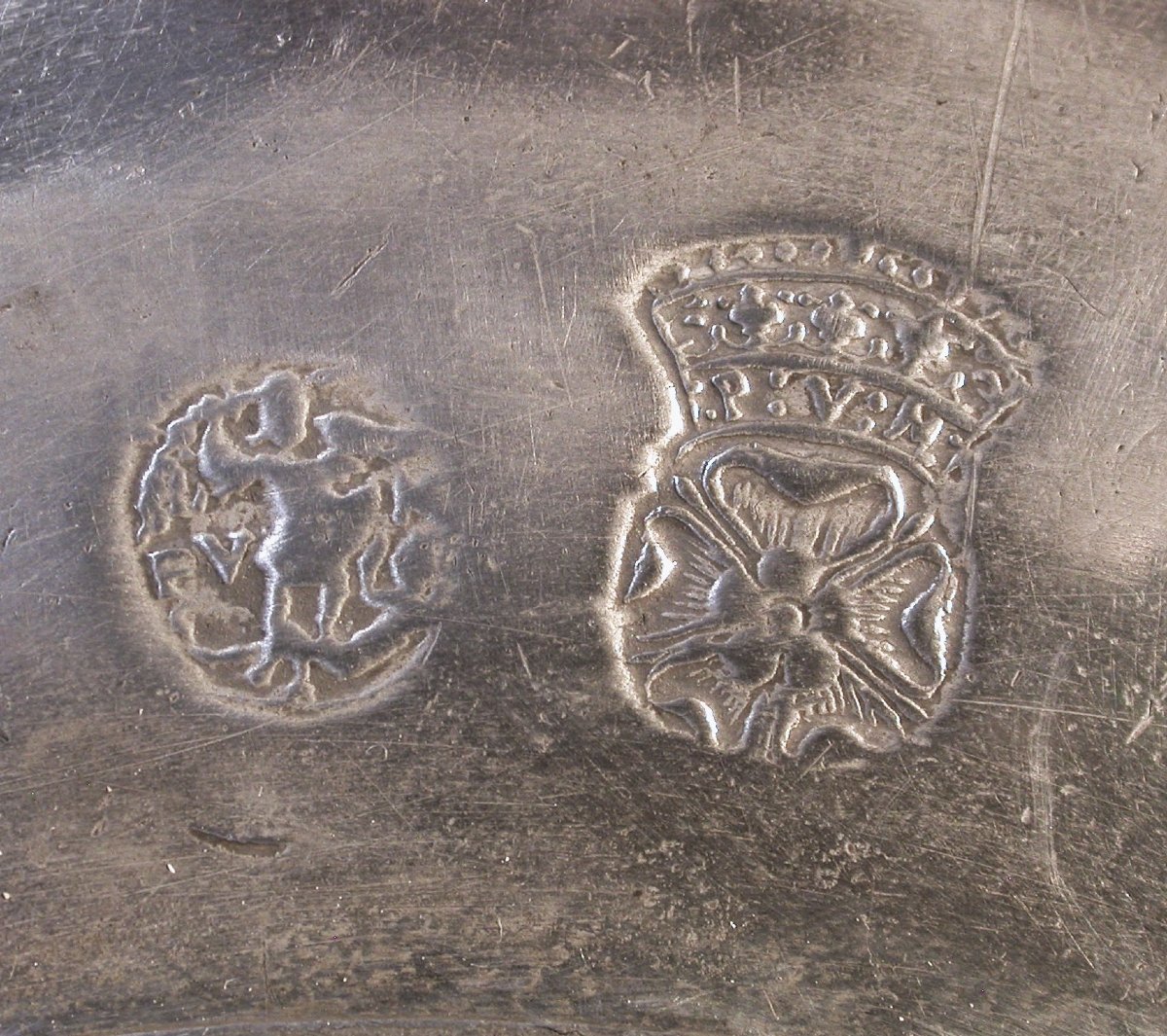 ASSIETTE "À LA CARDINAL" EN ETAIN - BRUXELLES, CIRCA 1700-photo-4